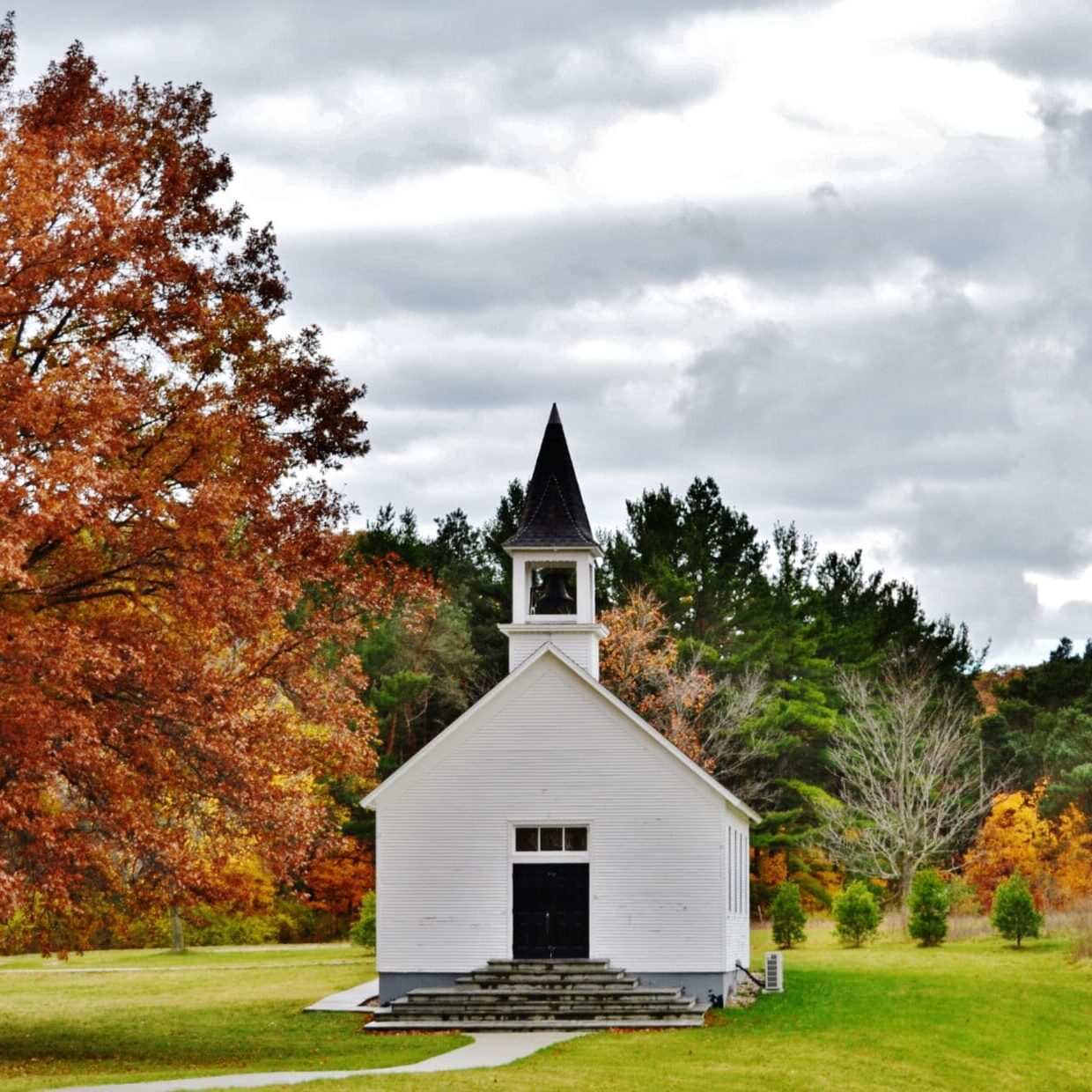 one-hundred-year-old-white-chapel-church-2025-01-07-06-13-34-utc one-hundred-year-old-white-chapel-church-2025-01-07-06-13-34-utc